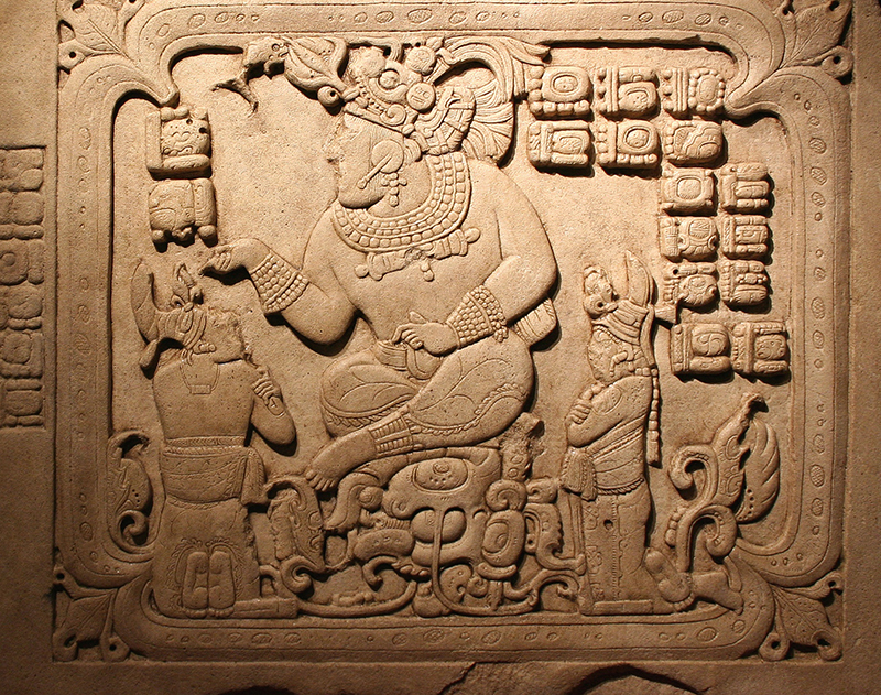 Tajchanahk, roi de Cancuen, trônant dans une caverne aquatique avec deux courtisans (795 apr. J.-C.).