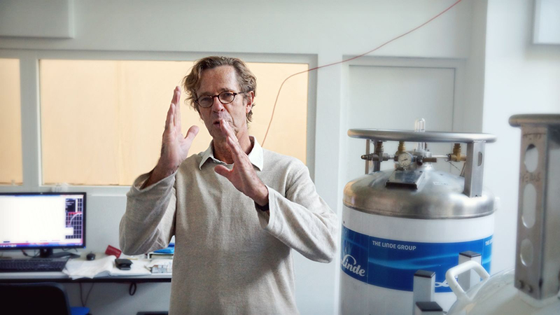 Geoffrey Bodenhausen, professeur au département de Chimie de l’École, chercheur au Laboratoire des Biomolécules (UMR 7203 ENS-PSL, CNRS, SU) et lauréat de l’ERC Synergy 2020 pour son projet HiSCORE