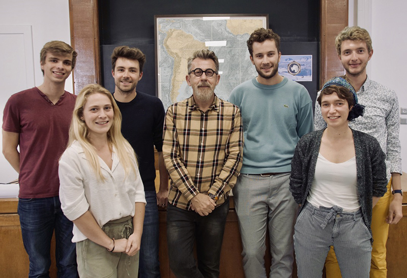 L’équipe Antarctique 2.0 et l’un des parrains du projet, Jamy Gourmaud. De gauche à droite : Olivier Smith, Lana Lenourry, Niels Dutrievoz, Jamy Gourmaud, Baptiste Arnaud, Margot Legal et Clément Astruc-Delor.