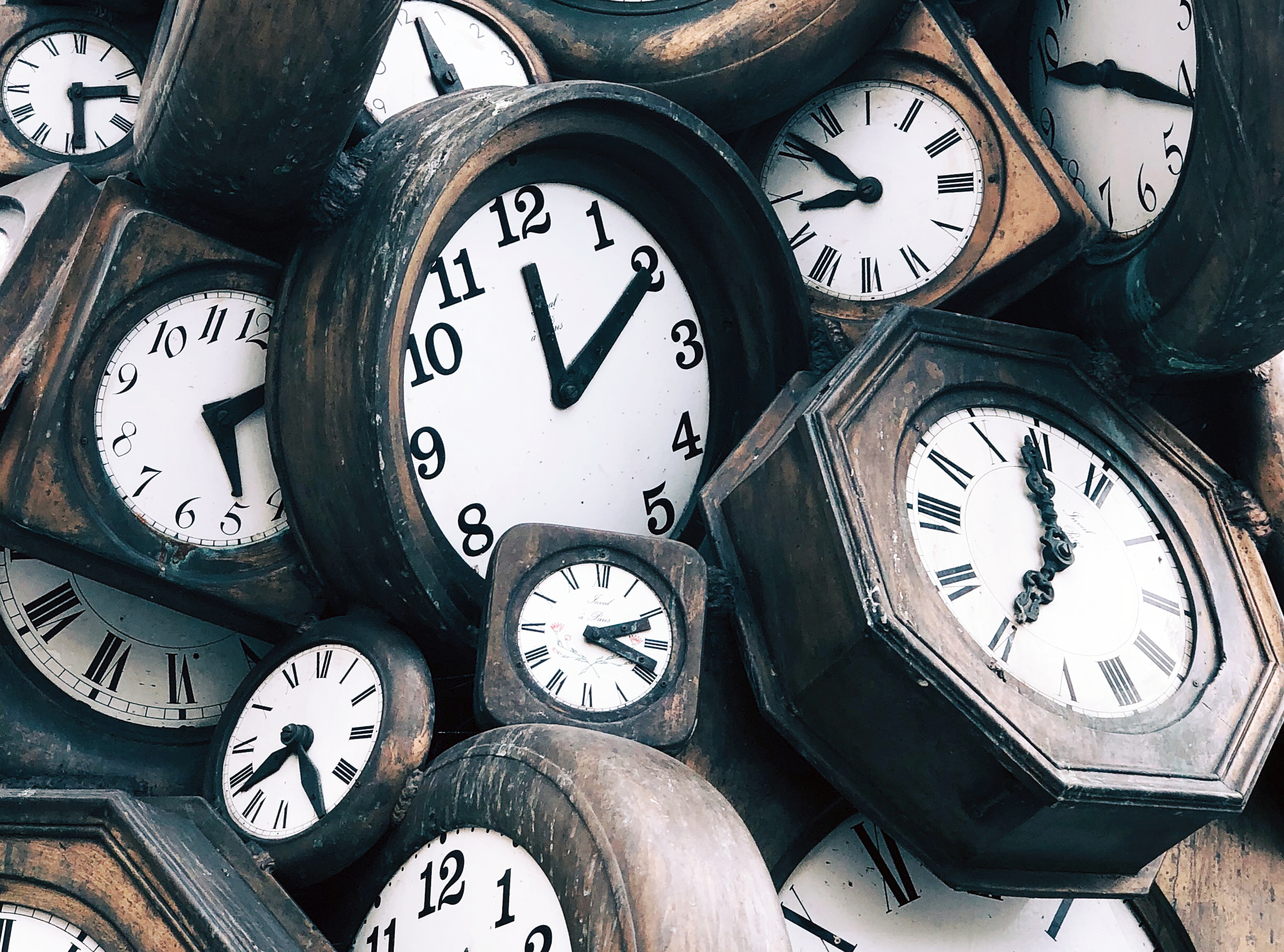 Arman – L’heure de tous (1985) Gare saint Lazare Paris - Par Jon Tyson