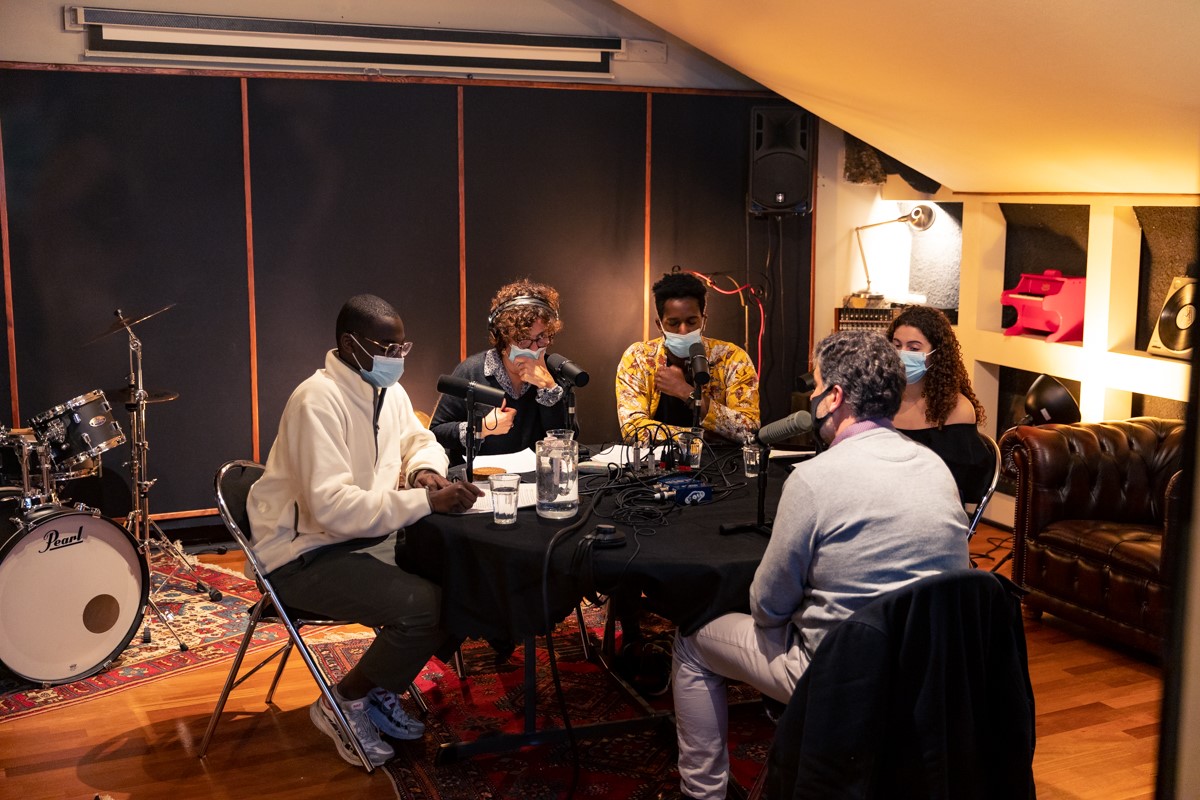 Enregistrement du premier épisode du podcast Dès demain. De gauche à droite : Amadou Mbaye, Zoé Varier, Kendrys Legenty, Elsa Touretz et Frédérick Keick, anthropologue et invité du podcast. © Frédéric Albert