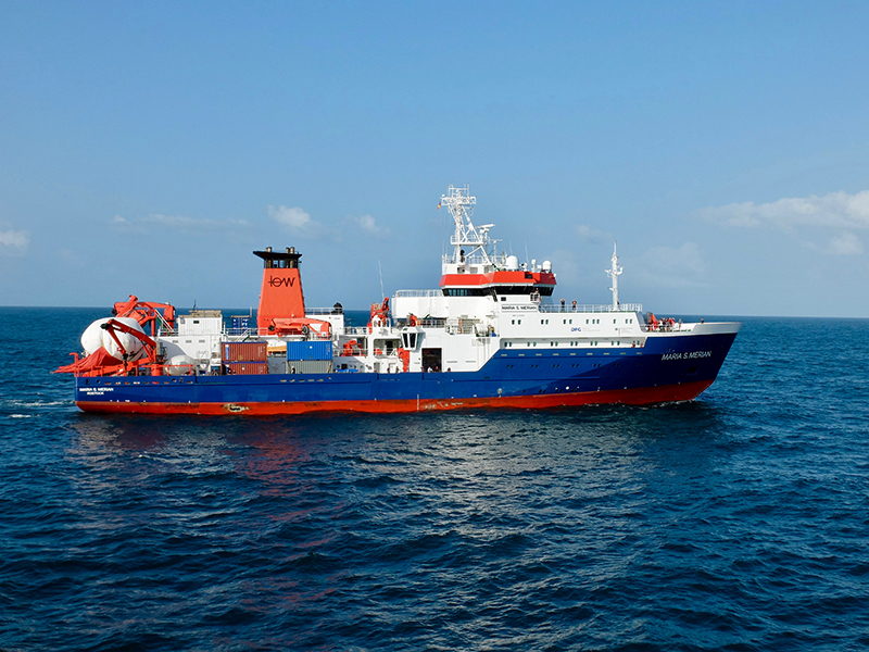Le navire Le navire NO Maria S Merian photographé par Sabrina Speich depuis le NO L'Atalante. Les deux équipages ont régulièrement travaillé ensemble lors de la campagne de terrain EUREC4A 