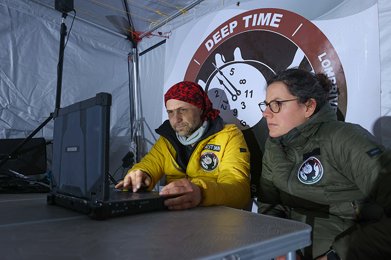 Christian Clot & Margaux Romand-Monnier travaillant sur les les protocoles scientifiques in situ  © DeepTime Adaptation Institute