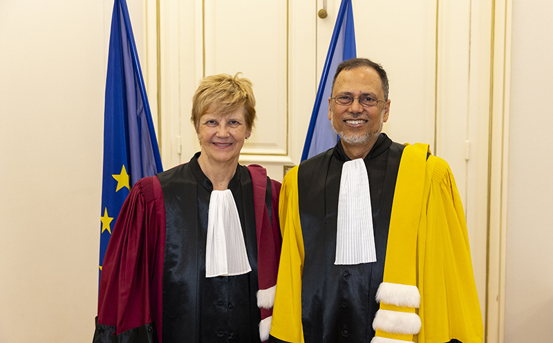 Dorothy Bishop et Dipesh Chakrabarty lors de la cérémonie de remise des doctorats honoris causa, le 1er octobre 2021 © Frédéric Albert