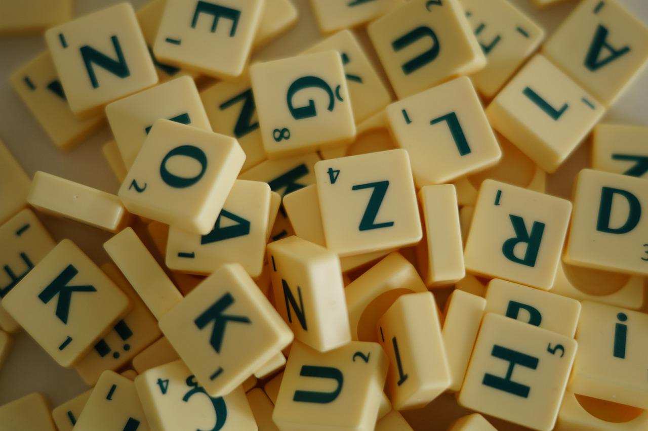 Lettres de scrabble dans le désordre