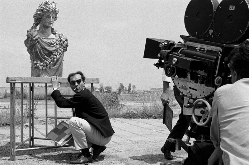 Le réalisateur français Jean-Luc Godard pendant le tournage du film Le Mépris, en 1963, en Italie. (Photo by Jean-Louis SWINERS/Gamma-Rapho via Getty Images)