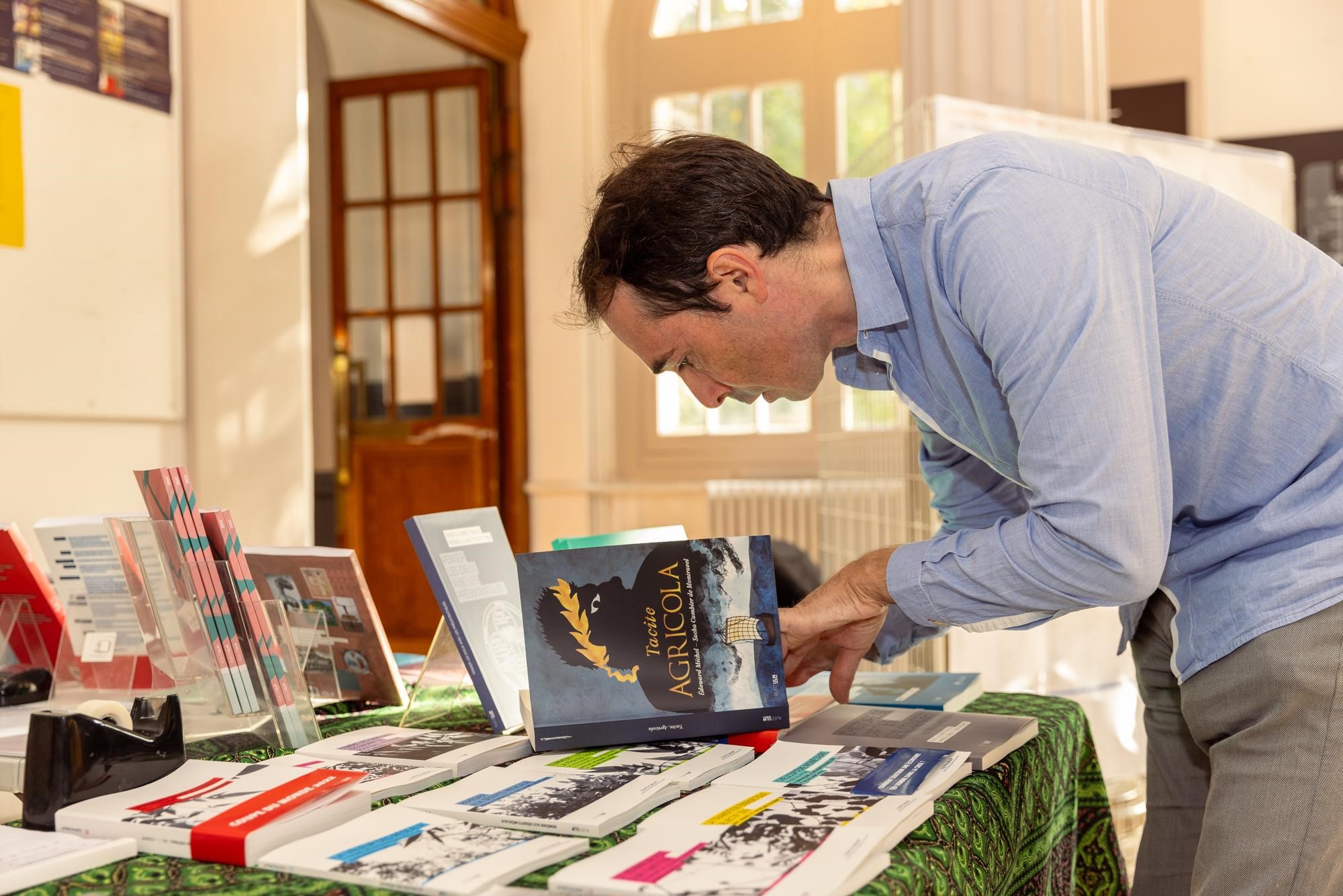 Édouard Michel, lors de la dédicace de son adaptation graphique de la biographie Agricola de Tacite à l’ENS-PSL © Frédéric Albert - pôle communication de l’ENS-PSL.