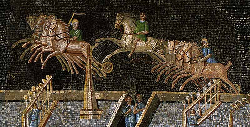 Fig. 2.  Détail de la mosaïque du cirque de Lyon: l’euripe avec les dispositifs compte-tours (oeufs et dauphins); au-dessus, chars des factions avec un cavalier des Verts (hortator).