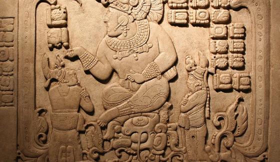 Tajchanahk, roi de Cancuen, trônant dans une caverne aquatique avec deux courtisans (795 apr. J.-C.).