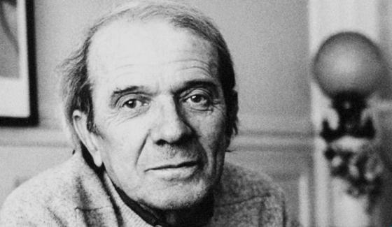 Gilles Deleuze chez lui, en juillet 1988.©Bruno de Monès/Roger-Viollet