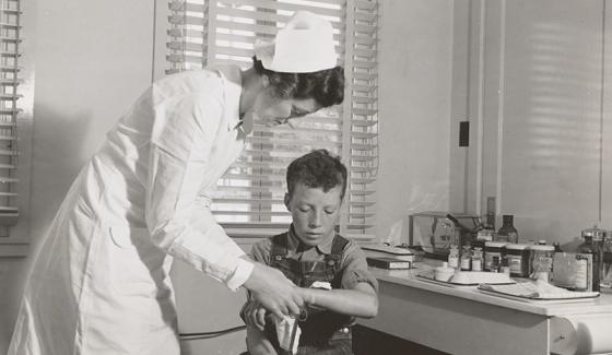1939-Camp Farmersville. Des enfants migrants viennent à la clinique pour recevoir l'attention de l'infirmière de l'Association médicale et sanitaire des travailleurs agricoles (FSA) - © Dorothea Lange /The New York Public Library on Unsplash