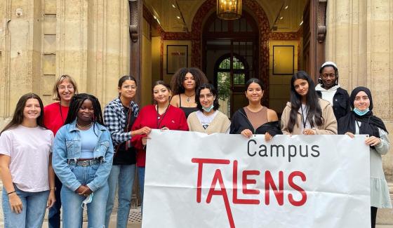 Talens devant l'ENS