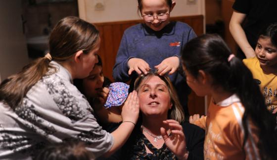 Karine et les enfants crédit : Charlotte Caillat 