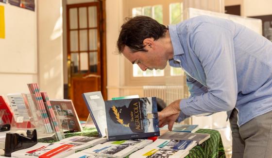 Édouard Michel, lors de la dédicace de son adaptation graphique de la biographie Agricola de Tacite à l’ENS-PSL © Frédéric Albert - pôle communication de l’ENS-PSL.