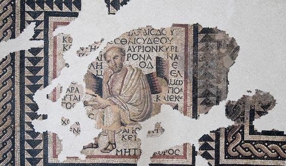 Légende: Fragment de mosaïque d'Autun (IIe-IIIe siècle, actuellement au Musée Rolin) représentant le philosophe épicurien Métrodore de Lampsaque en train de réfléchir à la Sentence Vaticane 14 (cf. le manuscrit Vaticanus Graecus 1950) © Wikimedia Commons