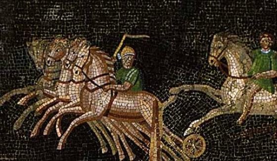 Fig. 2.  Détail de la mosaïque du cirque de Lyon: l’euripe avec les dispositifs compte-tours (oeufs et dauphins); au-dessus, chars des factions avec un cavalier des Verts (hortator).