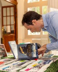 Édouard Michel, lors de la dédicace de son adaptation graphique de la biographie Agricola de Tacite à l’ENS-PSL © Frédéric Albert - pôle communication de l’ENS-PSL.